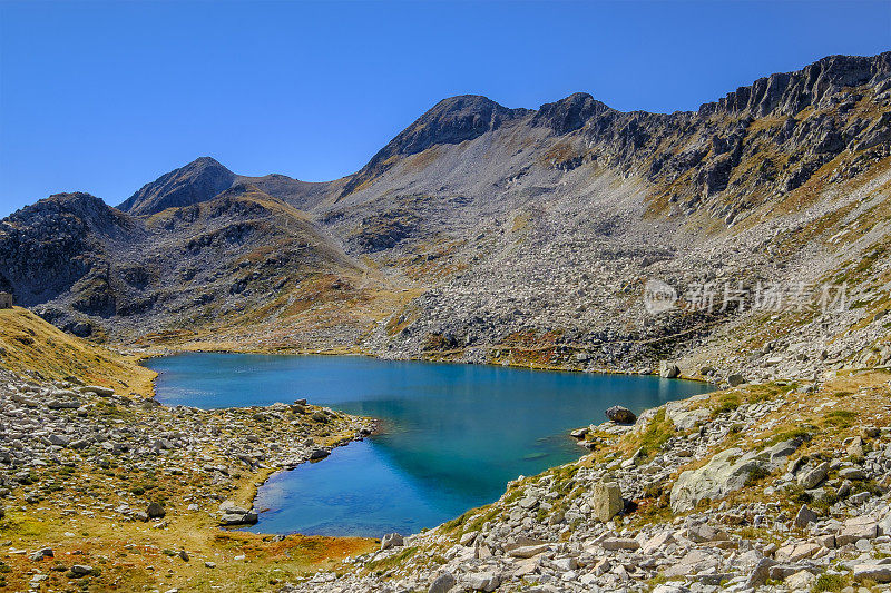 “Laghi di Fremamorta”小径，这是海洋阿尔卑斯自然公园中的一系列小湖泊。意大利北部山麓,